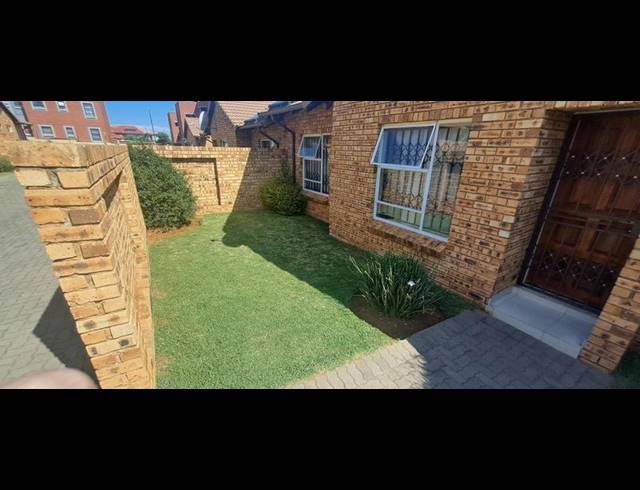 3 BEDROOM TOWNHOUSE FOR SALE IN WITPOORTJIE